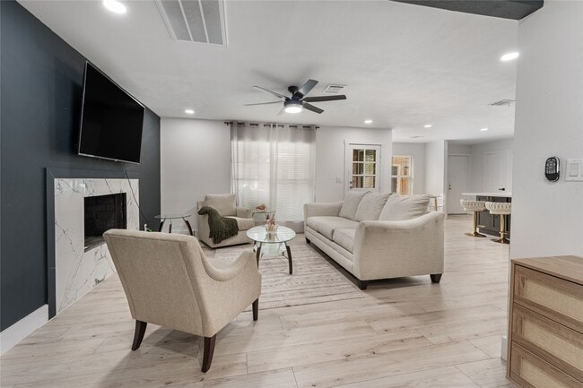 Building Photo - 9919 Golden Sunshine Dr