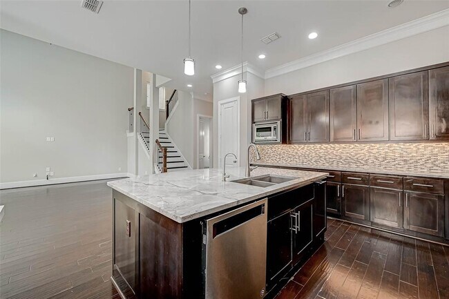 Building Photo - 6711 Saxton Manor St