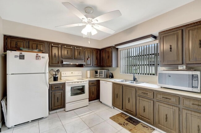 Building Photo - 4660 Greentree Pl