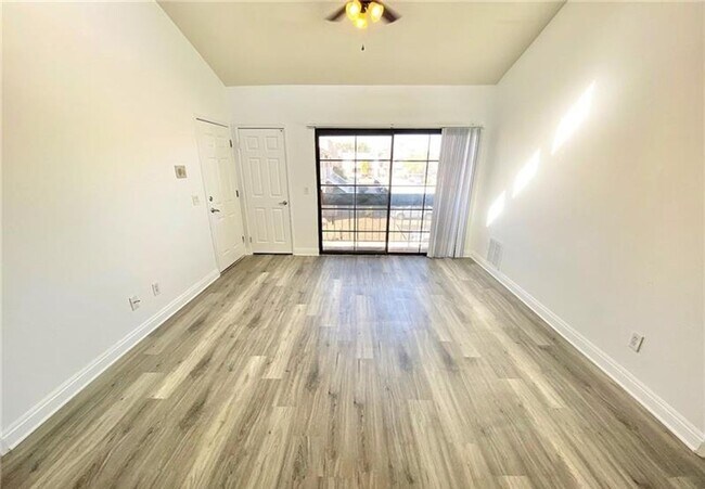 Building Photo - COZY 1 BEDROOM TOP FLOOR CONDO