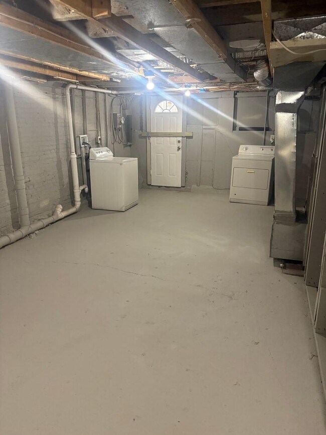 Building Photo - Spacious 3 Bedroom Home Available In East Baltimore