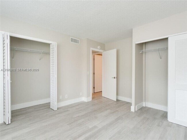 Building Photo - 436 Lakeview Dr