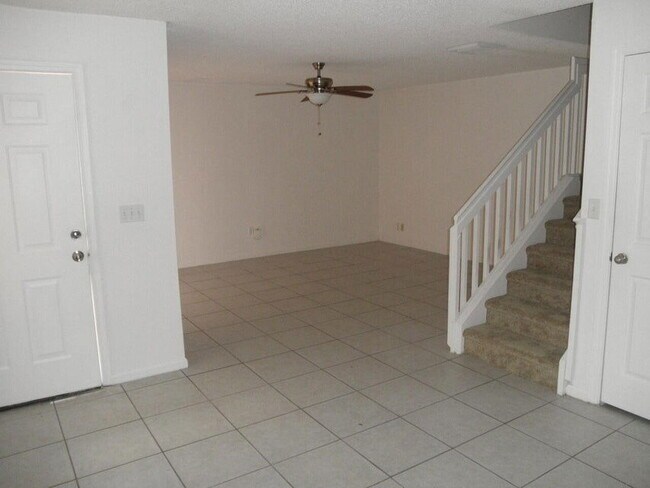 Building Photo - 2221 White Pine Cir