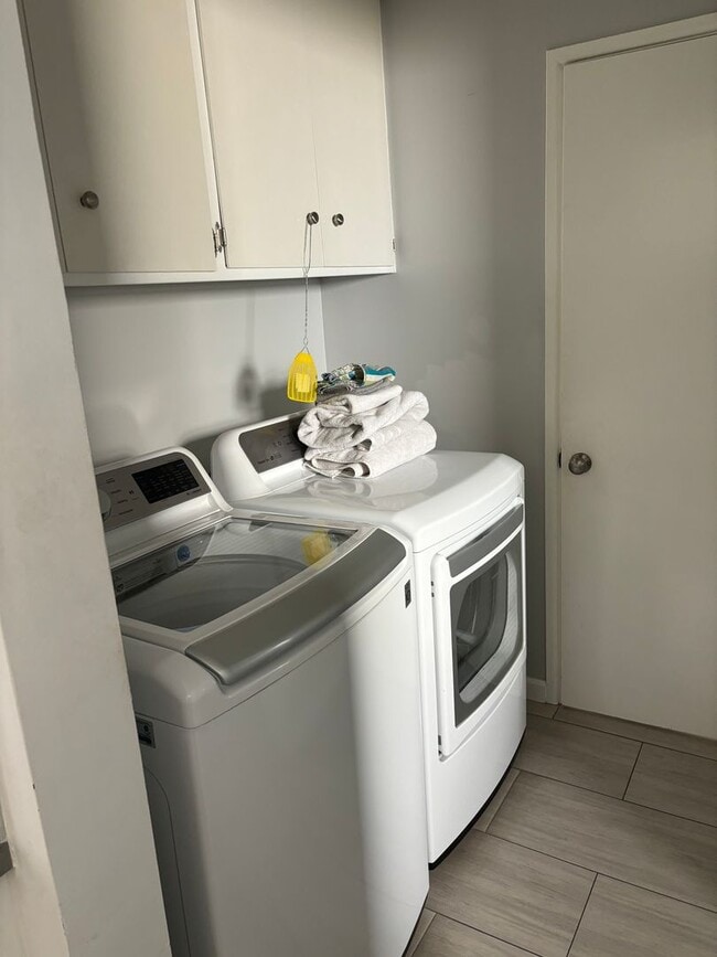 Building Photo - La Crescenta 3 bedroom 2 bath updated home.