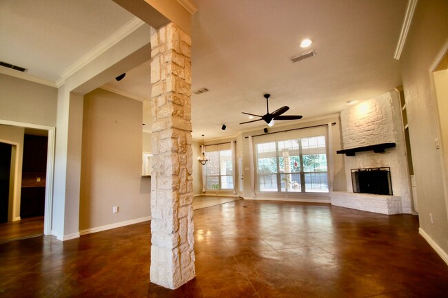 Building Photo - Incredible 4-bedroom, 3-bath Home with spa...