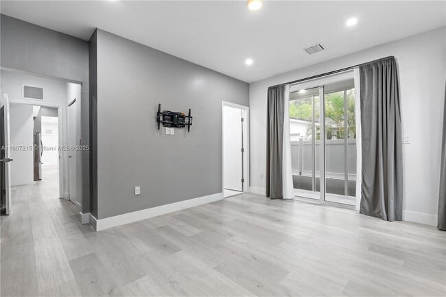 Building Photo - 5734 Buchanan St