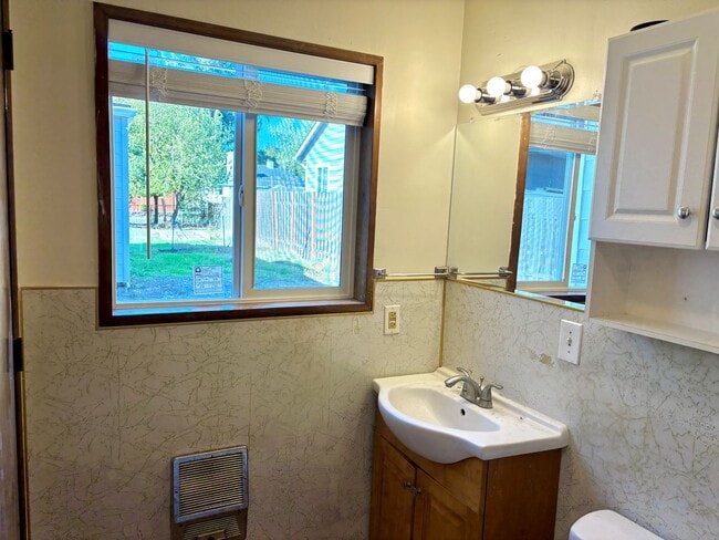 Building Photo - Powellhurst-Gilbert Updated 4 Bedroom/2 Ba...