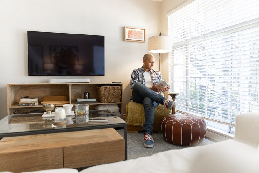 Building Photo - 1119 N Sweetzer Ave