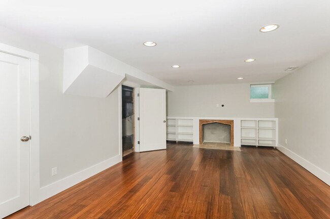 Building Photo - Updated Ravenna 4 Bed / 2 Bath Home