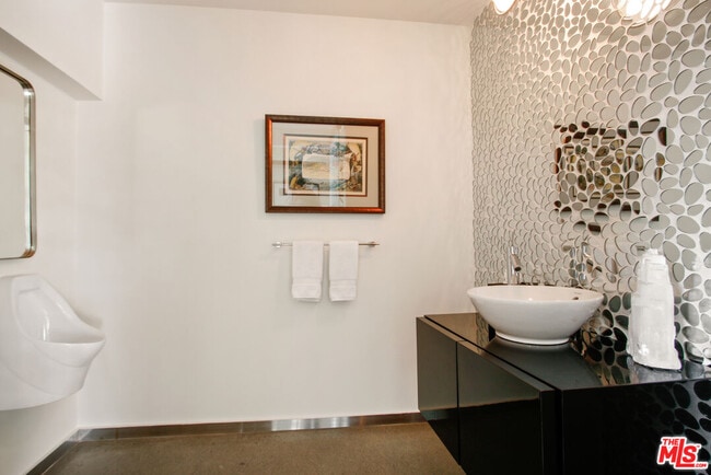 Building Photo - 9416 Beverlycrest Dr