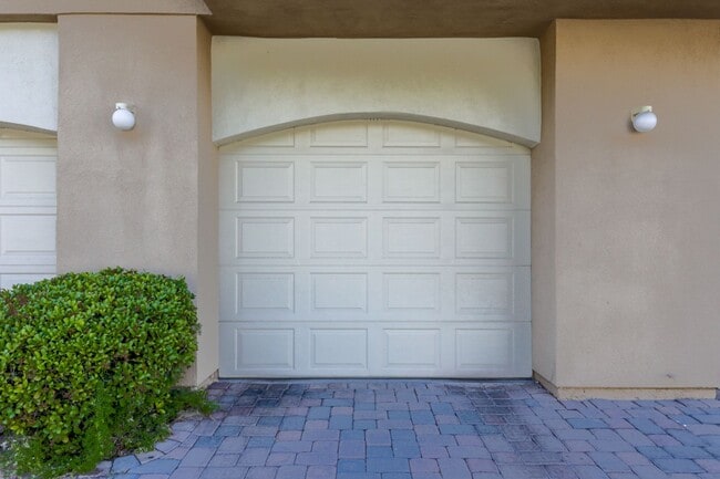 Building Photo - 2 Bedroom Condo In Guard Gated Summerlin C...