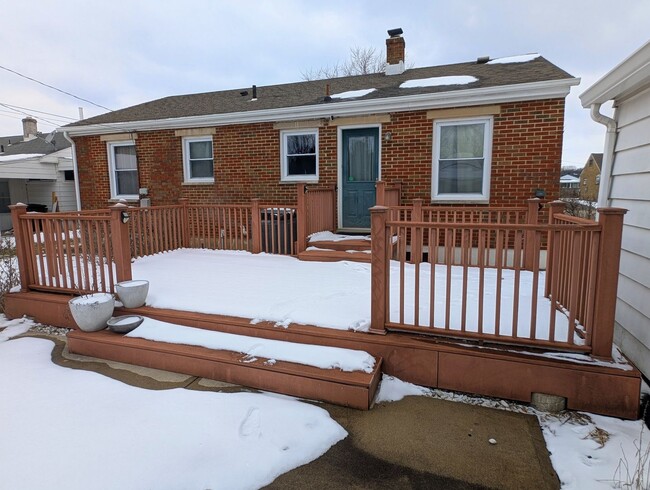 Building Photo - 3 Min to WPAFB! Adorable 3 Bedroom Brick H...