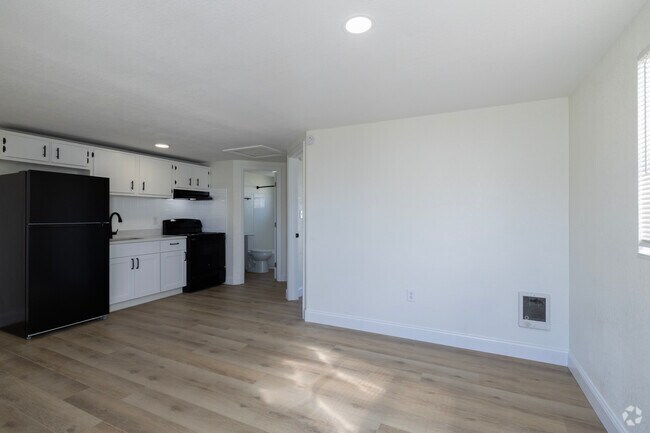 Classic - Entrance - 1BR, 1BA - 650SF - Oakwood Apartments