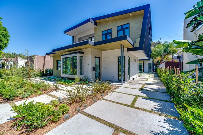 Building Photo - 370 N San Vicente Blvd