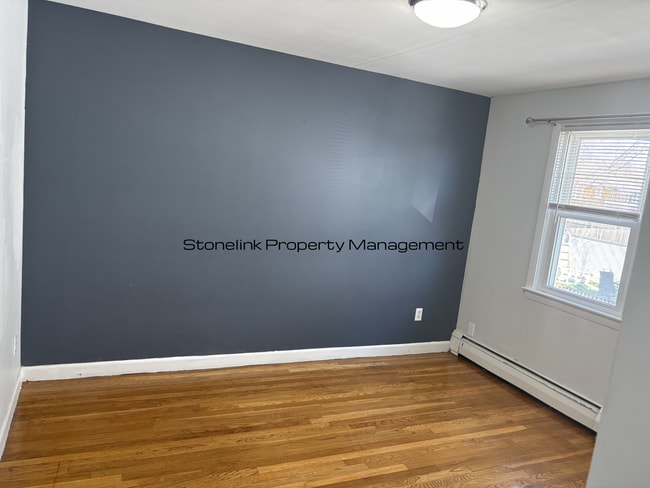 Building Photo - 321 Budlong Rd