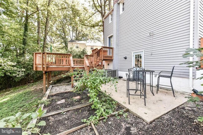 Building Photo - 1028 S Edison St