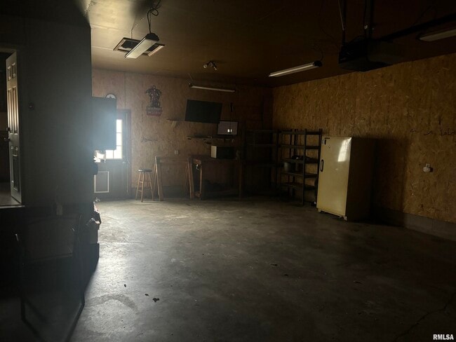 Building Photo - 705 Crestview Dr