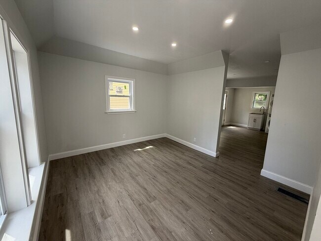 Building Photo - 75 Draper Ave