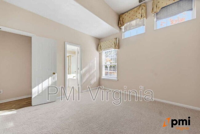 Building Photo - 1002 Nicklaus Dr