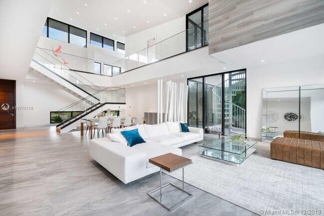 Building Photo - 521 Holiday Dr