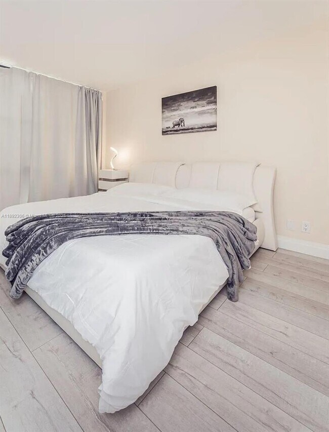 Building Photo - 1 bedroom in Sunny Isles Beach FL 33160