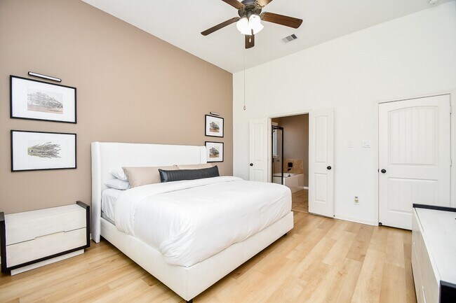 Building Photo - 24119 Via Renata Dr