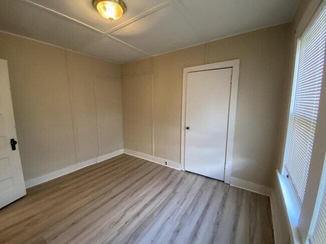 Building Photo - 175 E Beech St