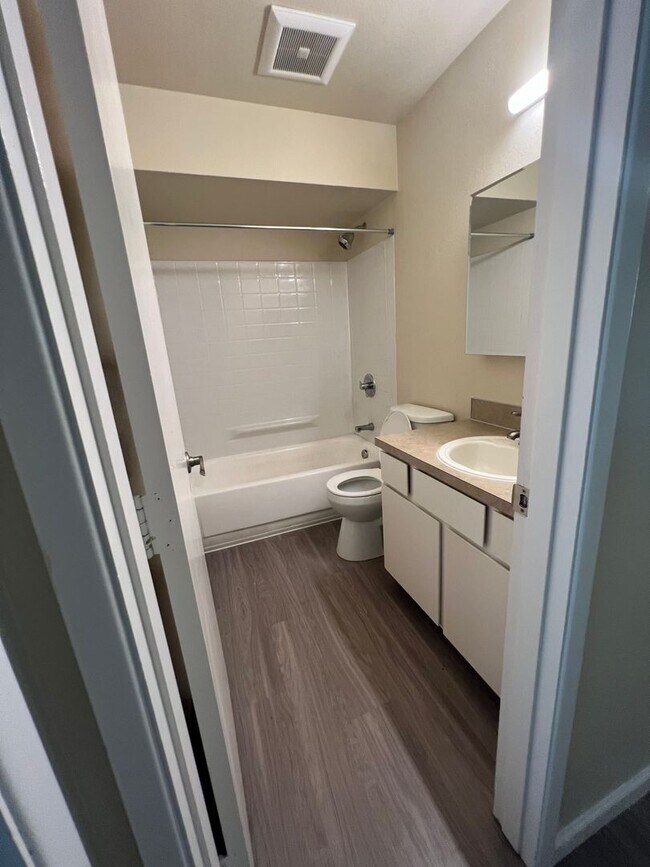 Building Photo - Inviting Irvington Flat with Timeless Appeal!