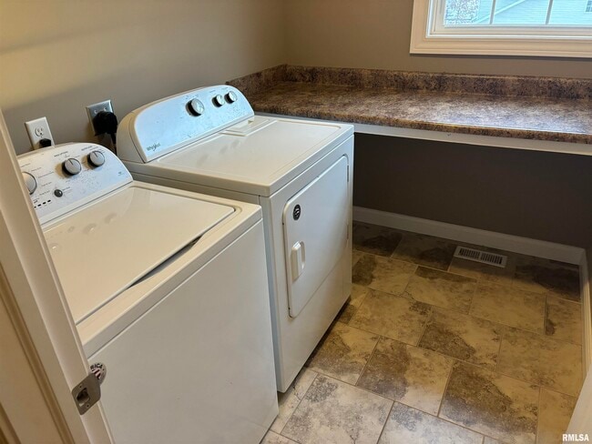 Building Photo - 2116 W Geneva Rd