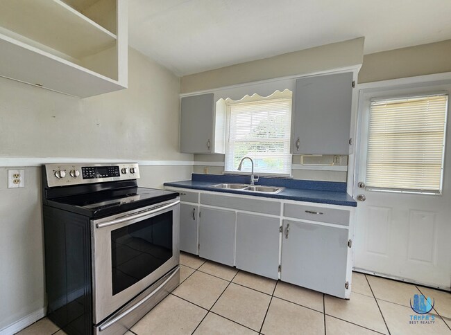 Building Photo - Beautiful 2 Bedrooms 1 Bathroom Home for R...