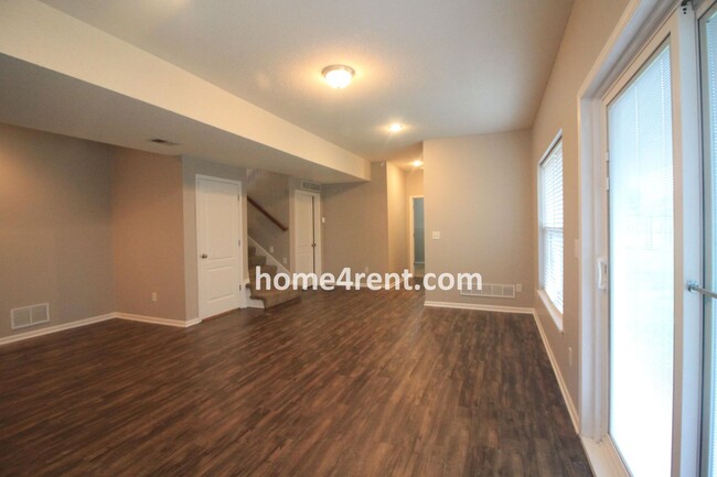 Building Photo - Beautiful Olathe Home, Updated Kitchen, Fe...