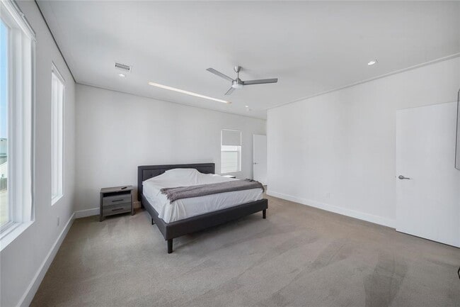Building Photo - 5509 Paraiso Pl