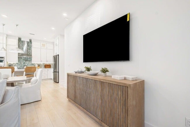 Building Photo - 31 Sarah St