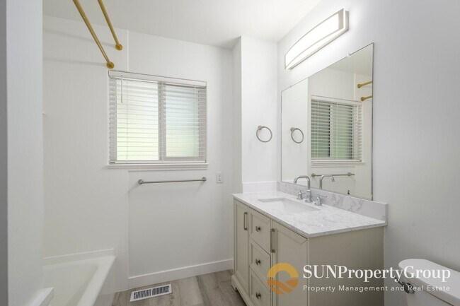 Building Photo - Stunning Remodeled Home in Desirable Cottonwood Heights!