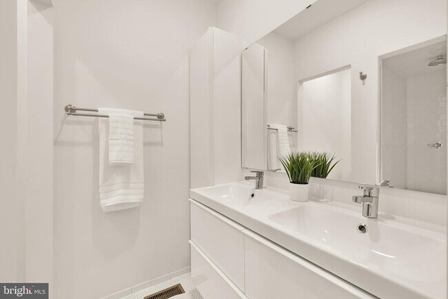Building Photo - 407 Delafield Pl NW