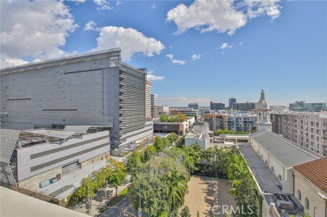 Building Photo - 108 W 2nd St