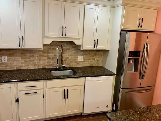 Building Photo - Gorgeous 2-Bedroom Townhome Near the Art Museum! One-Car Garage Included!