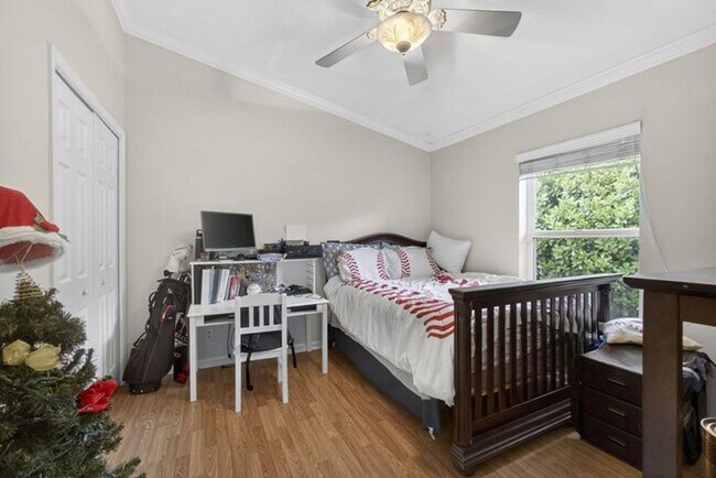 Building Photo - 146 Fernwood Crescent