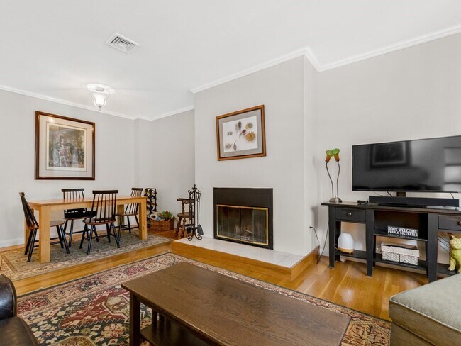 Building Photo - 13 Monument Sq