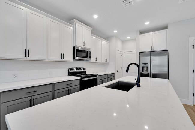 Building Photo - 13608 Giovannis Gdn