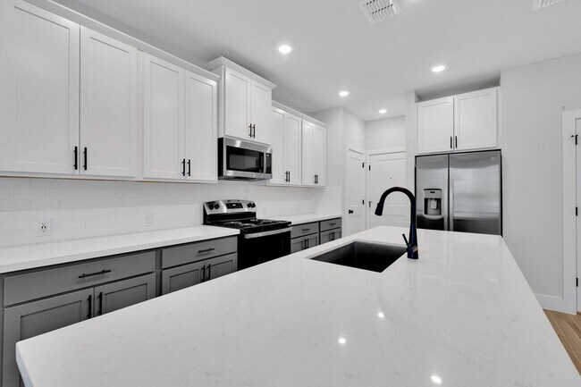 Building Photo - Beautiful 4 Bedroom New Construction Luxur...