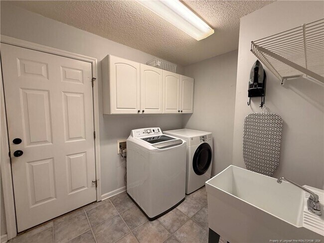 Building Photo - 995 Greenbriar Dr