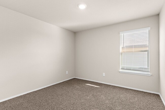 Building Photo - 4 bedroom 2 bath in Creekside Hills with Pool Access