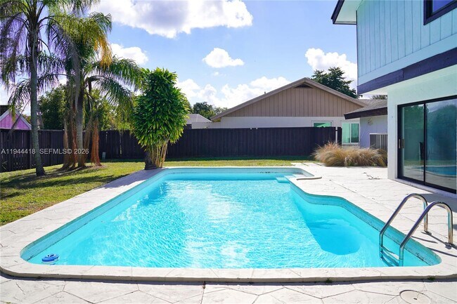 Building Photo - 760 Windtree Way