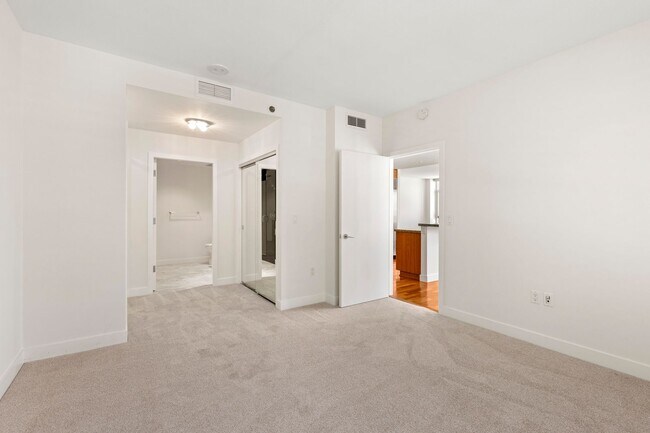 Building Photo - Stunning Marina District 2 Bedroom + a Lof...