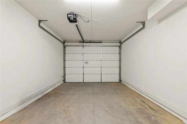 Building Photo - 3360 Landon Dr