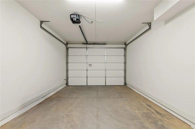 Building Photo - 3360 Landon Dr W