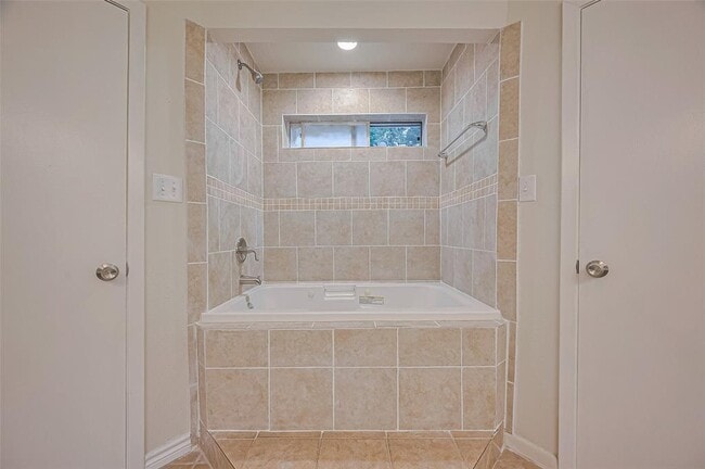 Building Photo - 520 S Rivershire Dr