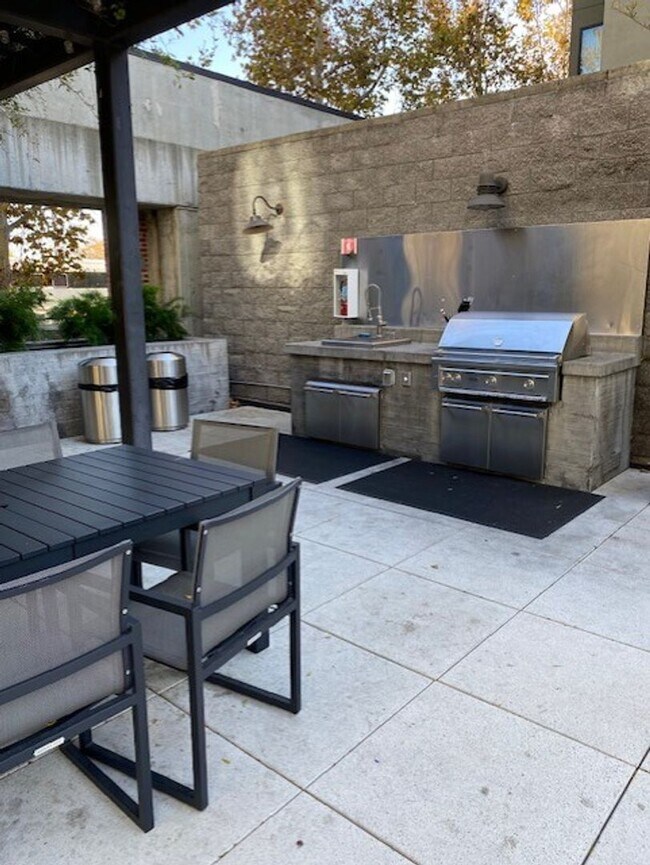 Building Photo - Plant 51 unit in the heart of downtown