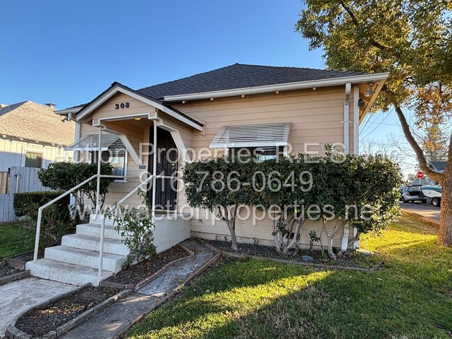 Primary Photo - Downtown Bungalow - 2 Bed, 1 Bath with Sep...